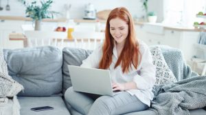 ragazza con fibrosi cistica al computer