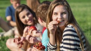 ragazze con fibrosi cistica fanno merenda all'aperto