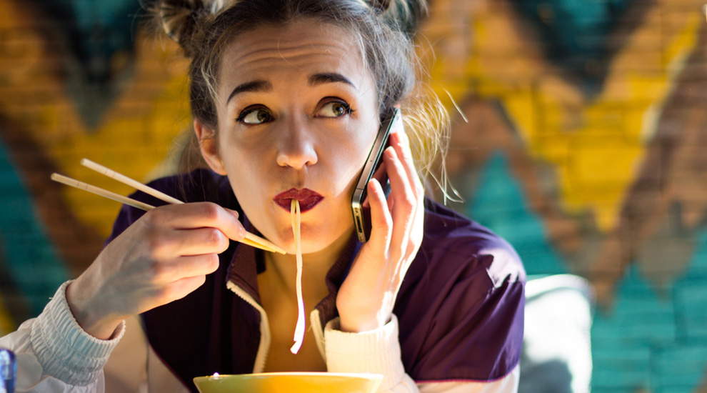 Ragazza con fibrosi cistica a cena fuori parla al cellulare