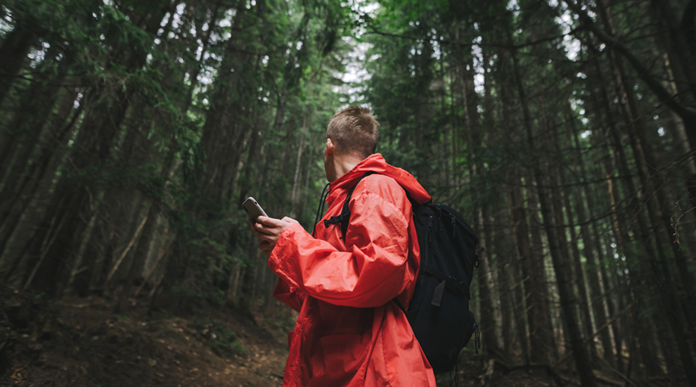 Ragazzo con fibrosi cistica perso nella foresta