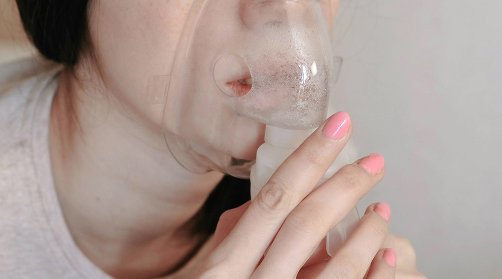 Ragazza con fibrosi cistica effettua l'aerosol