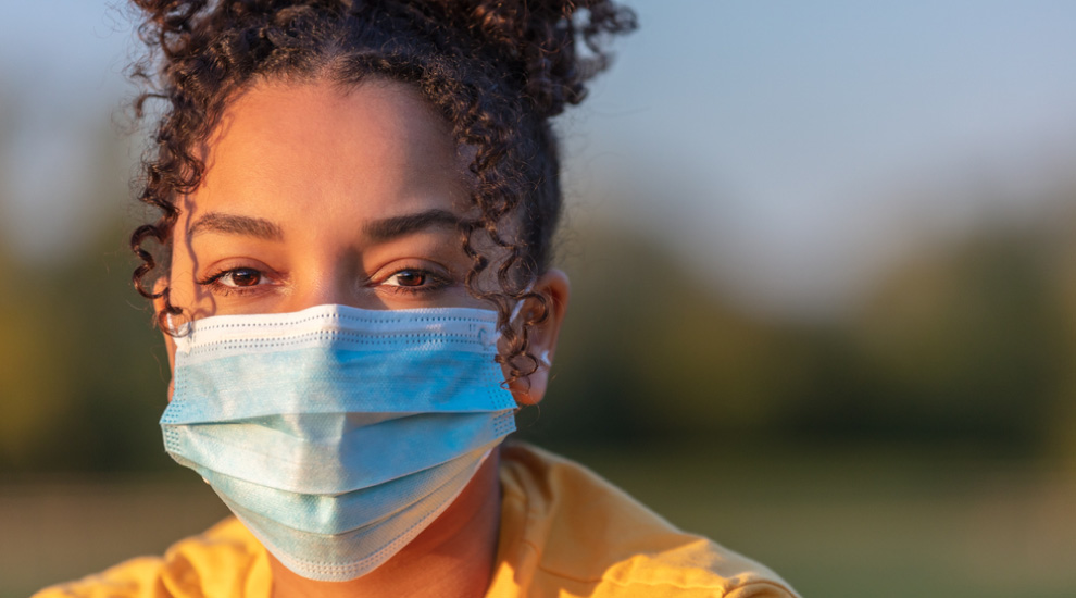 ragazza con fibrosi cistica e mascherina