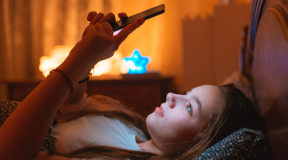 ragazza con fibrosi cistica guarda il cellulare