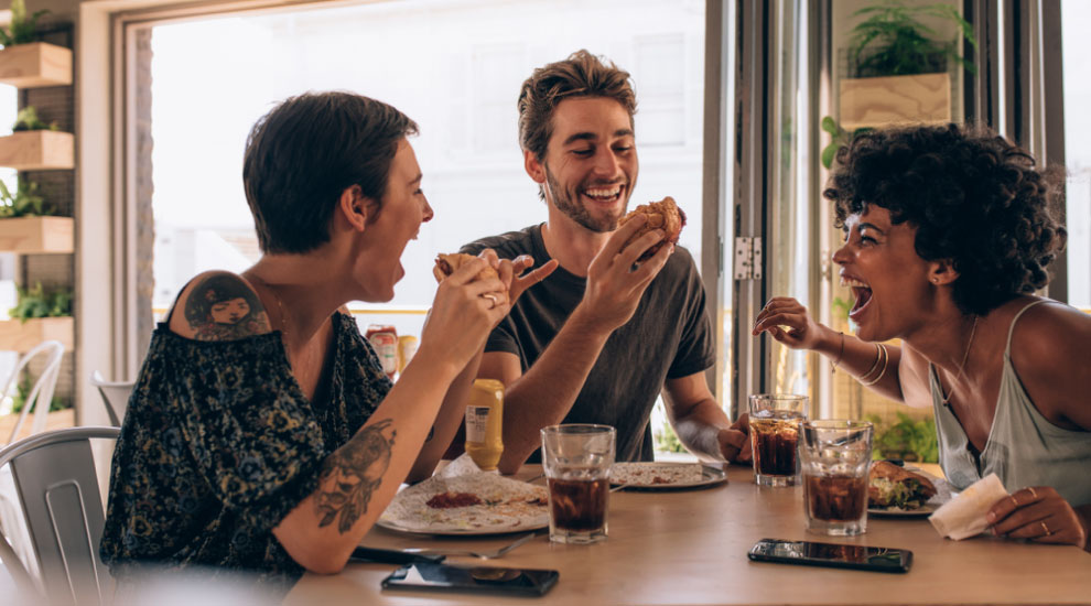 Mangiare fuori in compagnia di amici si può?