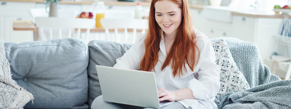 fibrosi cistica tecnologia ragazza con fibrosi cistica al computer